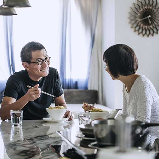 Couple eating dinner at a table.
